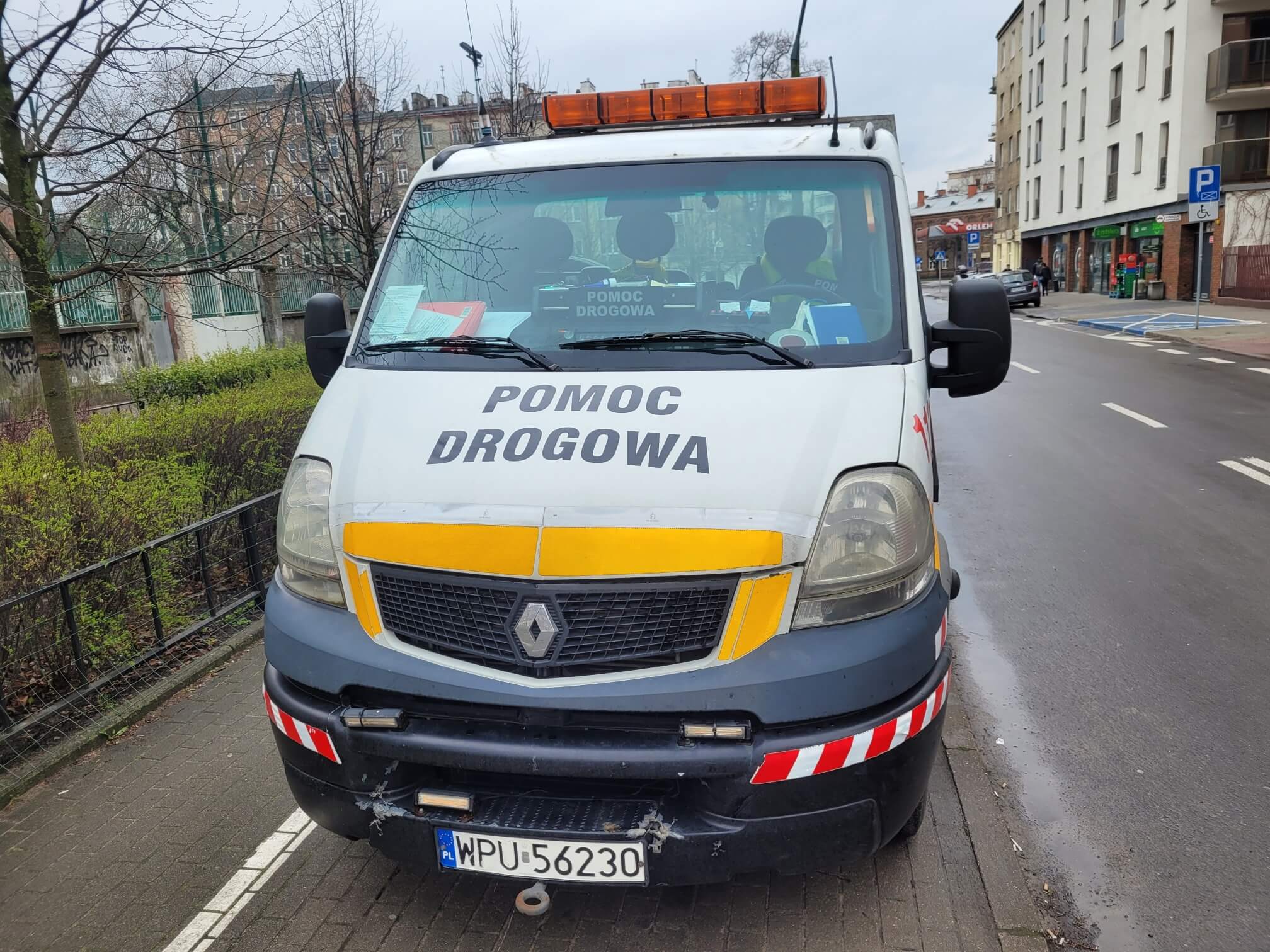 „Szerokość i długość zestawu – jak bezpiecznie manewrować lawetą w ciasnej zabudowie Warszawy”