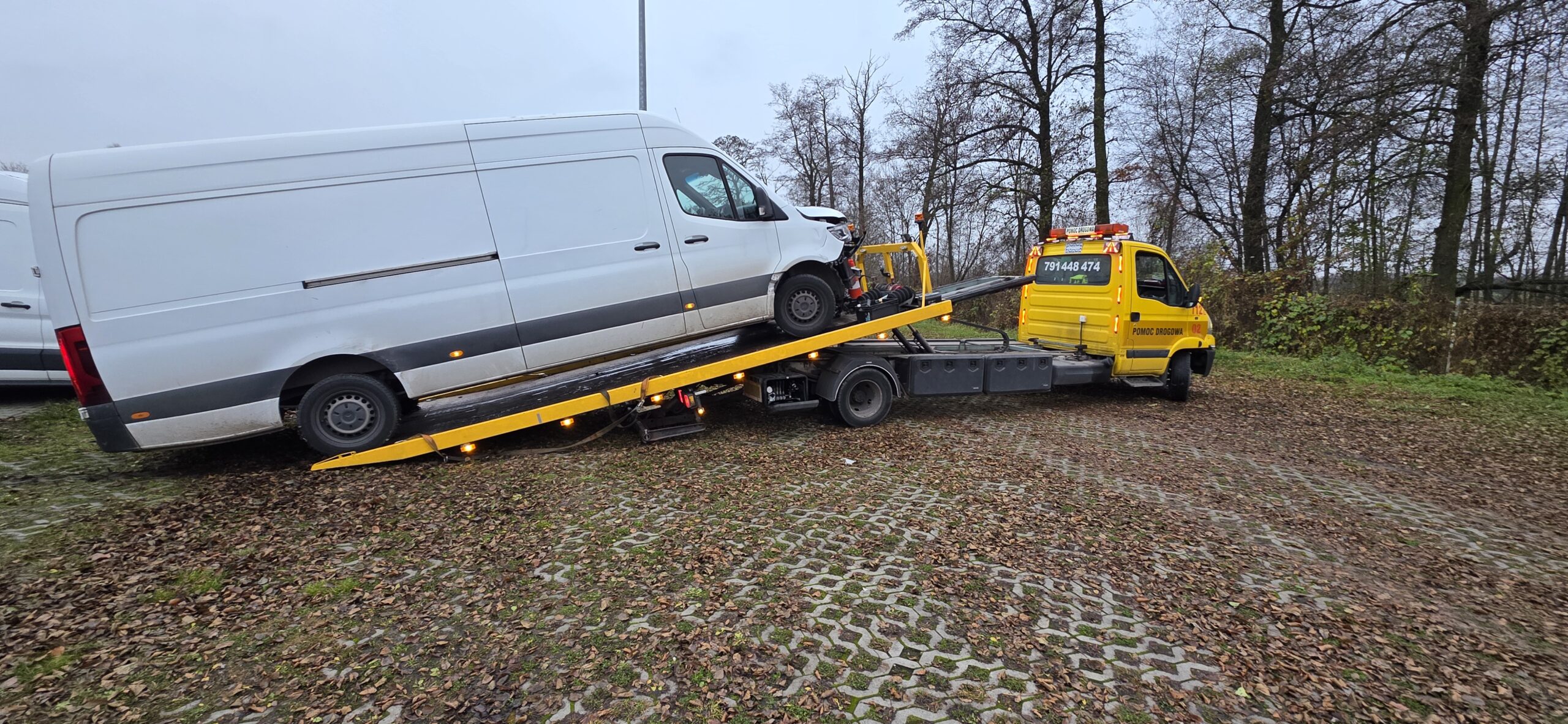 Holowanie rozbitego Mercedesa Sprintera z Wólki Kosowskiej