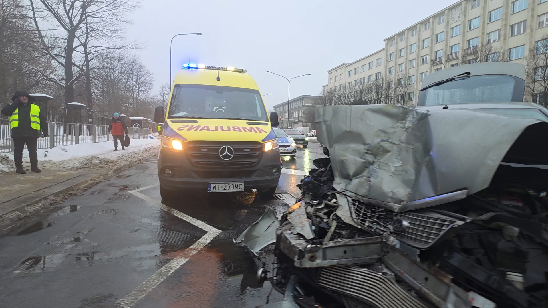 Wypadek z udziałem samochodu marki Ford i autobusu miejskiego w Warszawie
