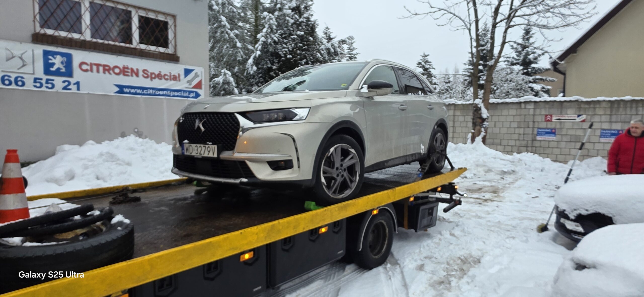 DS 7 z zablokowanymi przednimi kołami – holowanie z Bielan na Krasnobrodzką (Targówek)