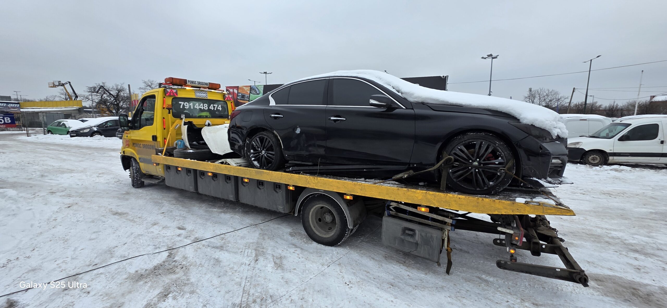 „Transport mocno rozbitego auta z autokomisu na Modlińskiej – co zrobić, gdy samochód po starym wypadku nie ma koła, ma wystrzelone poduszki i trzeba go bezpiecznie przewieźć do warsztatu”