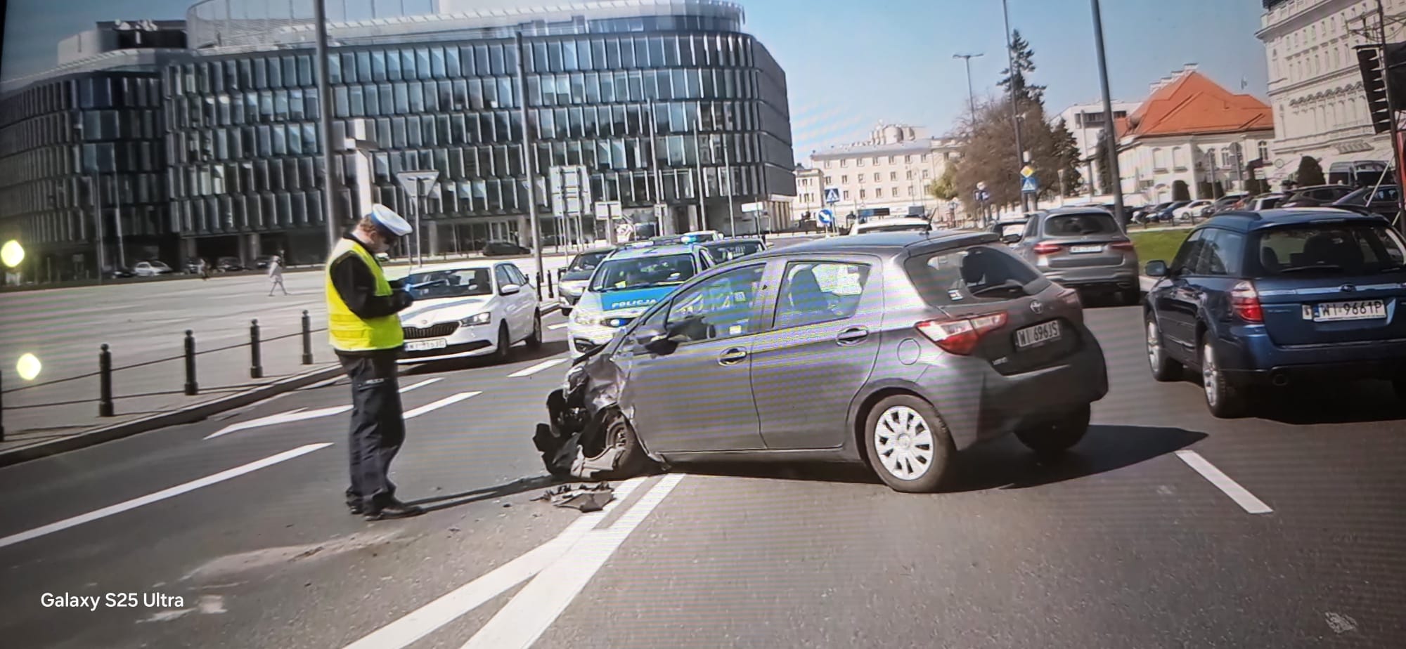 Kolizja Toyoty w centrum Warszawy