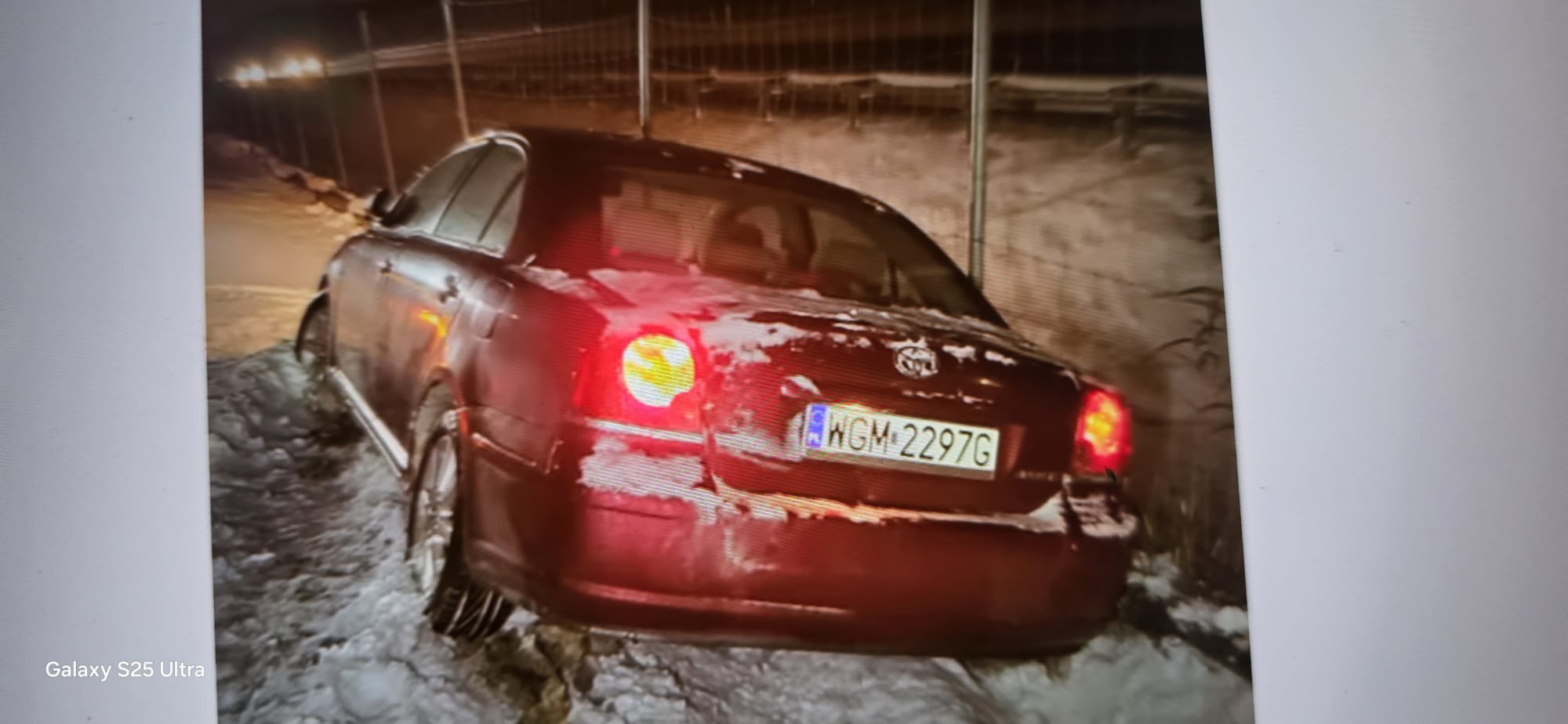 Toyota Avensis wypadła z jezdni wpadła do rowu
