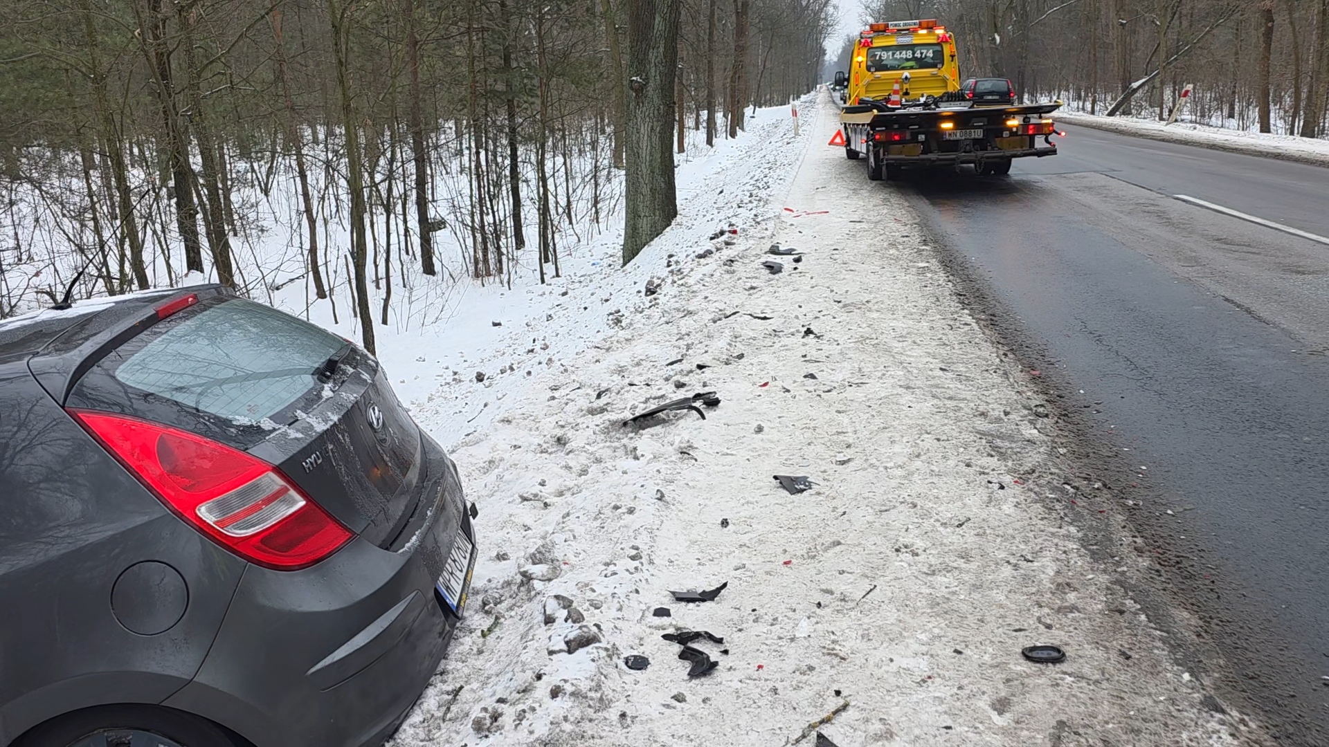 Samochód w rowie na trasie 631 między Markami a Nieporętem. Co zrobić, gdy auto zjechało z drogi i nie da się ruszyć dalej.