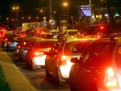 „Automatyczne hamowanie awaryjne: realne korzyści i ograniczenia”