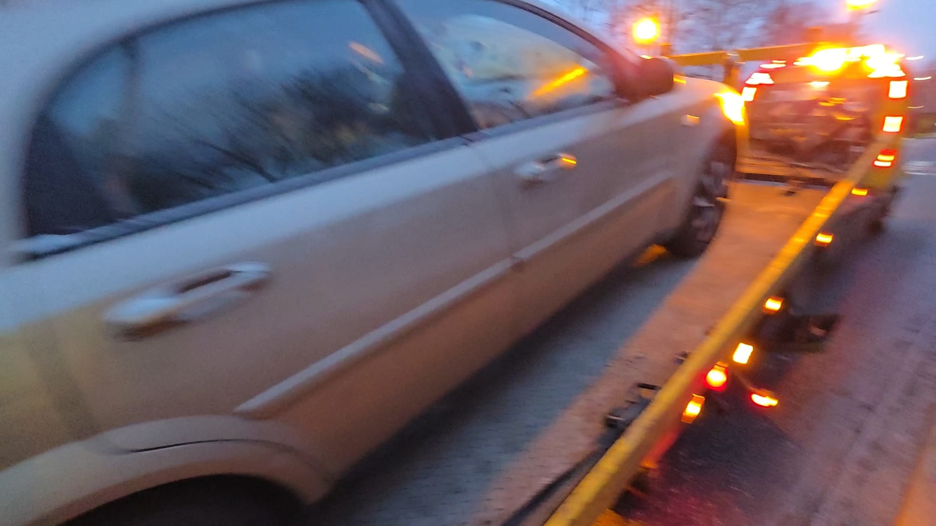 „Holowanie Chevrolet Lacetti na Woli w Warszawie. Co zrobić, gdy auto nagle staje i nie chce jechać dalej.”