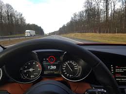 „Asystent pasa ruchu w Warszawie. Dlaczego samochód potrafi nagle szarpać na słabo oznakowanych pasach i co zrobić, gdy auto przestaje jechać”