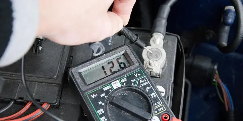 „Czy da się odpalić auto, jeśli akumulator „padł” całkowicie”