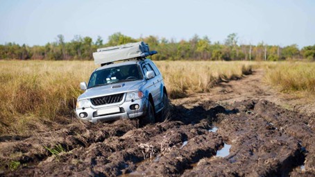 „Co robić, gdy auto wpadło do rowu w okolicach Warszawy i nie możesz wyjechać o własnych siłach”
