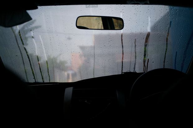 „Czy jazda z zaparowaną szybą grozi mandatem i kiedy trzeba wezwać lawetę Warszawa, żeby nie ryzykować wypadku”