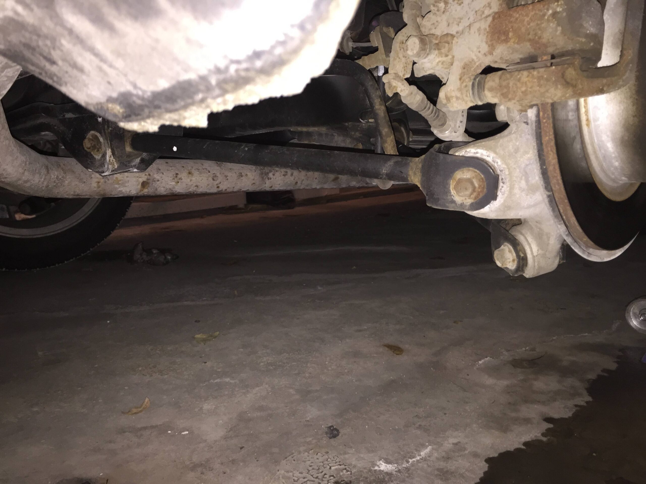 „Auto ściąga: typowe przyczyny po uderzeniu w krawężnik – kiedy można jechać dalej, a kiedy potrzebna jest laweta Warszawa lub profesjonalne holowanie Warszawa”