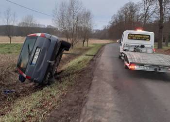 „Transport pojazdu po dachowaniu. Stabilizacja samochodu i ryzyko wycieków płynów po poważnym wypadku”