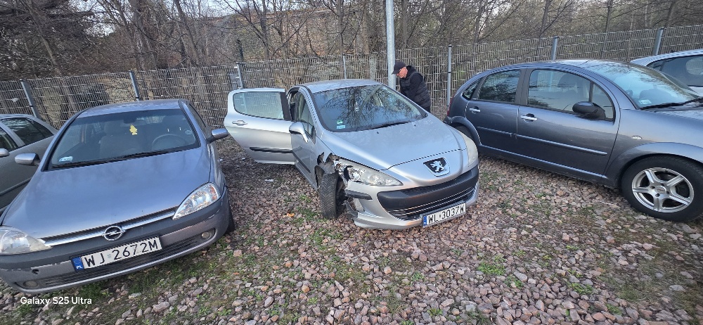 „Parking policyjny Prądzyńskiego Warszawa – odbiór auta po wypadku, opłaty, laweta i transport do warsztatu na Ursynów”