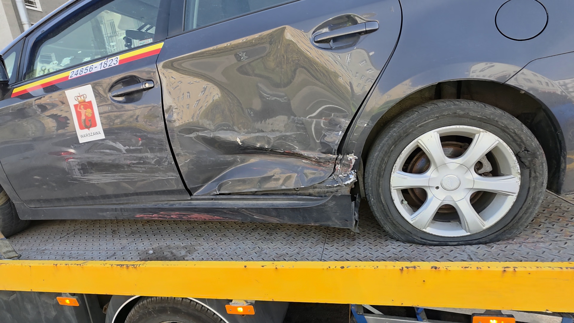 „Holowanie po kolizji Toyoty Prius 2006 – szkoda całkowita, odszkodowanie, laweta Warszawa i co zrobić krok po kroku”