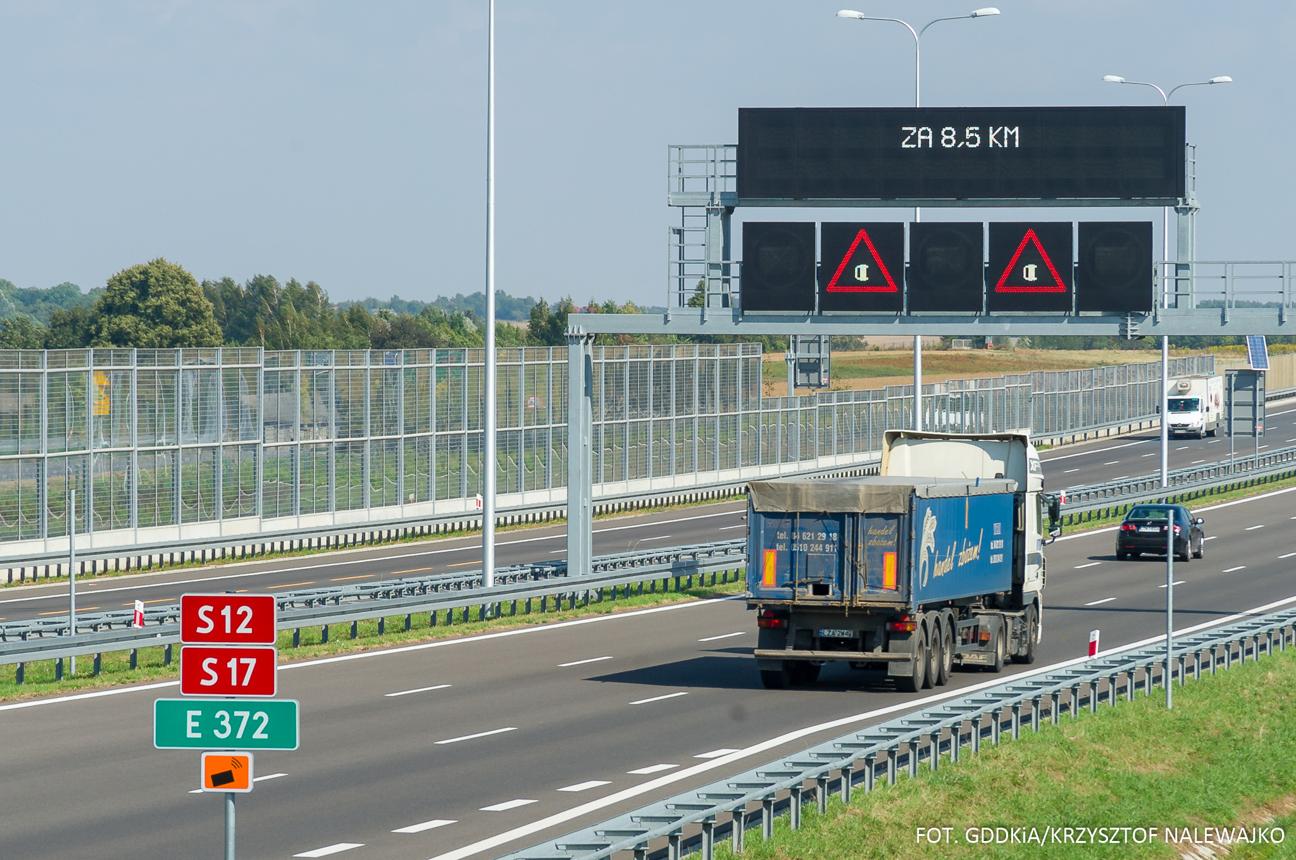 „Inteligentne znaki drogowe i komunikacja V2X – co zrobić, gdy system zawodzi, a Ty stoisz na drodze i nie wiesz, czy możesz jechać dalej”
