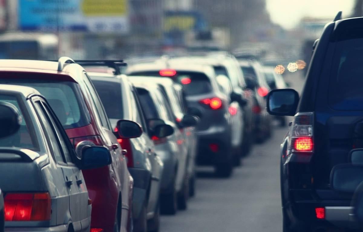 „Bezpieczny odstęp w korku: dlaczego „na zderzaku” kończy się lawetą i holowaniem Warszawa”