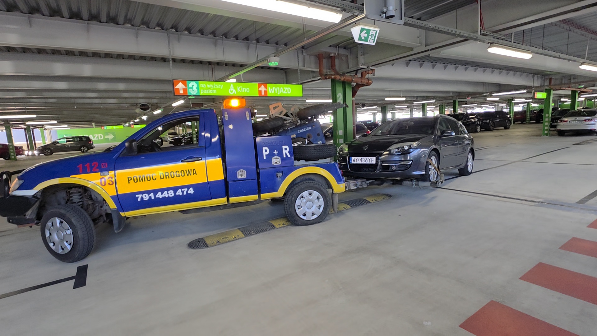 Holowanie auta Warszawa - pomoc drogowa i transport pojazdu