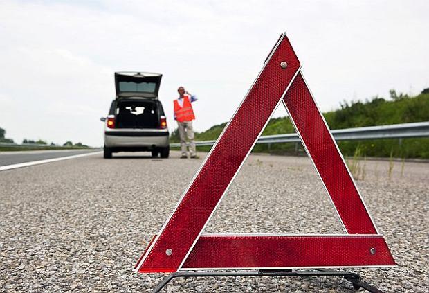 „Bezpieczny wybór miejsca do zatrzymania na autostradzie i drodze ekspresowej – co zrobić natychmiast, gdy auto przestaje jechać”