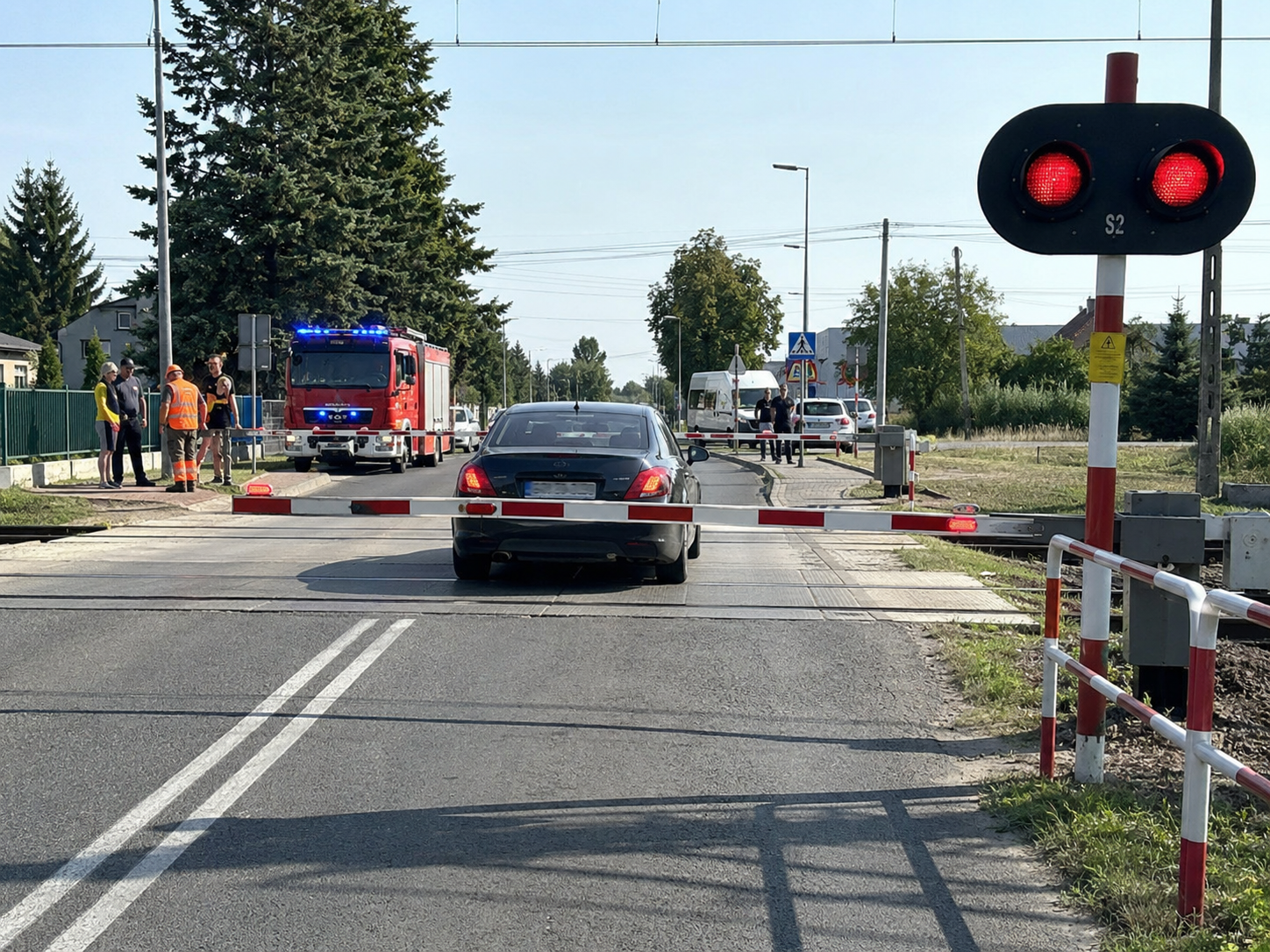 „Co zrobić, gdy auto staje na przejeździe kolejowym? Pomoc drogowa Warszawa, laweta Warszawa i holowanie Warszawa w sytuacji największego zagrożenia.”