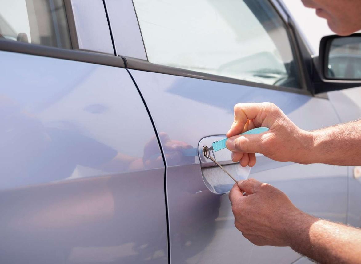 Awaryjne otwieranie trzydrzwiowego Volkswagena Scirocco z podwójnym ryglowaniem zamka