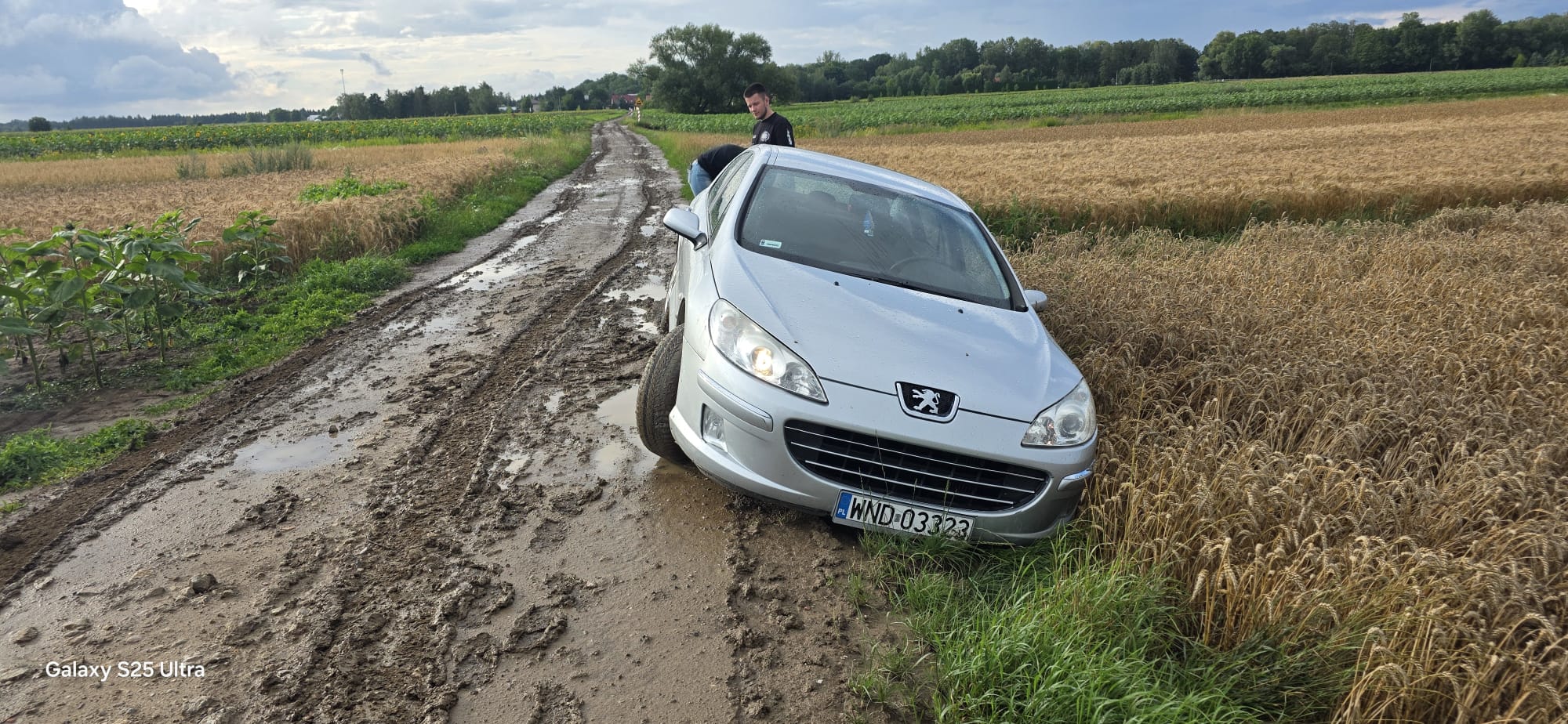 Peugeot 407 znalazł się poza utwardzoną częścią drogi i ugrzązł w rowie.
