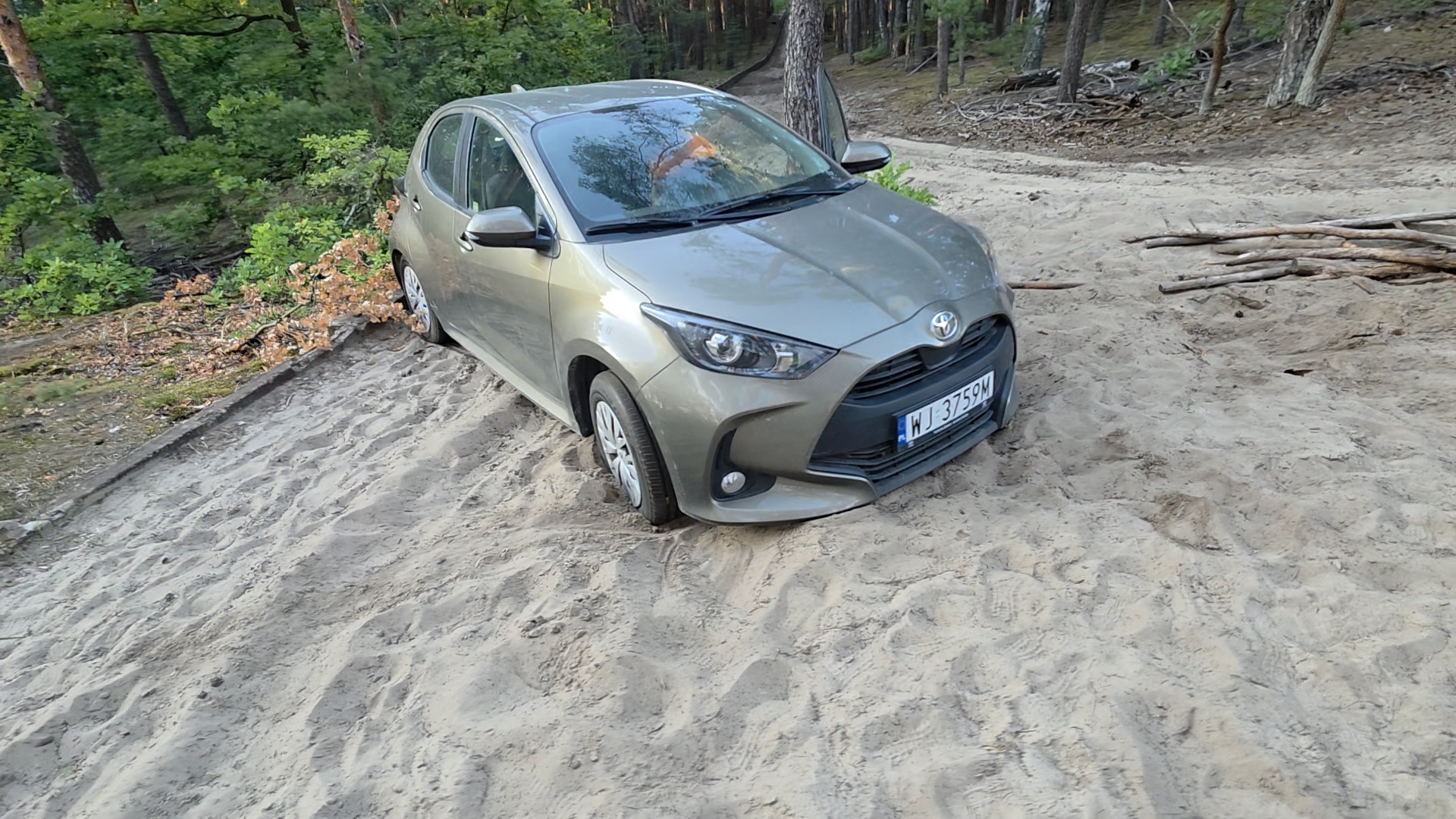 Toyota Yaris ugrzęzła w głębokim piachu – droga się skończyła, a z pomocą przyjechał Jeep 4×4