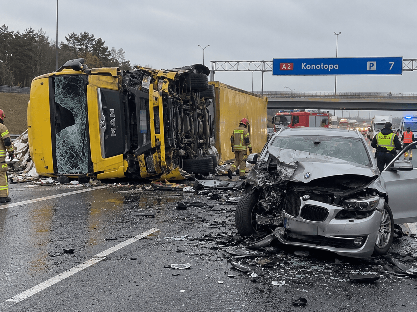 Ilustracja: Wypadek na A2 przy Konotopie – ciężarówka i BMW