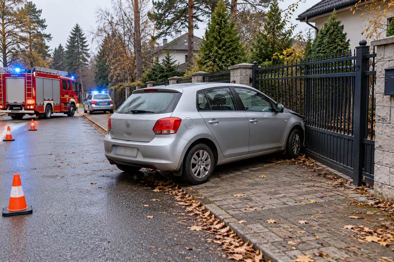 Ilustracja: Samochód ruszył bez kierowcy w Wesołej – jak zabezpieczyć auto?